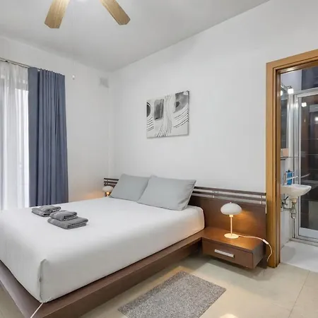 St Pauls Bright With Balcony Сент-Полс-Бей