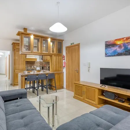 St Pauls Bright With Balcony Apartment *
