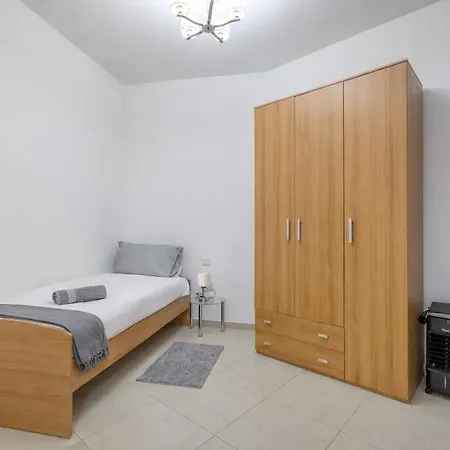 St Pauls Bright With Balcony Apartment