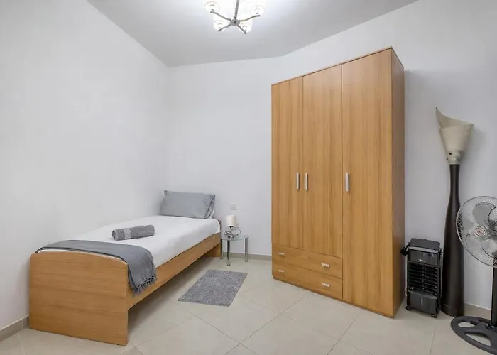 St Pauls Bright With Balcony Апартаменты