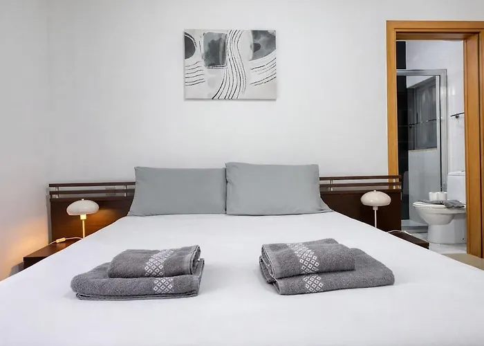 St Pauls Bright With Balcony