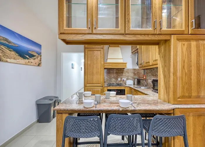 St Pauls Bright With Balcony * Сент-Полс-Бей