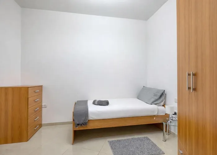 St Pauls Bright With Balcony Сент-Полс-Бей