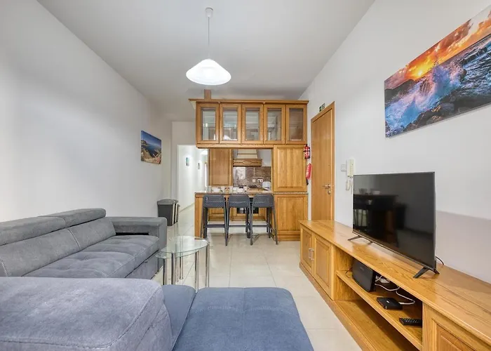 St Pauls Bright With Balcony